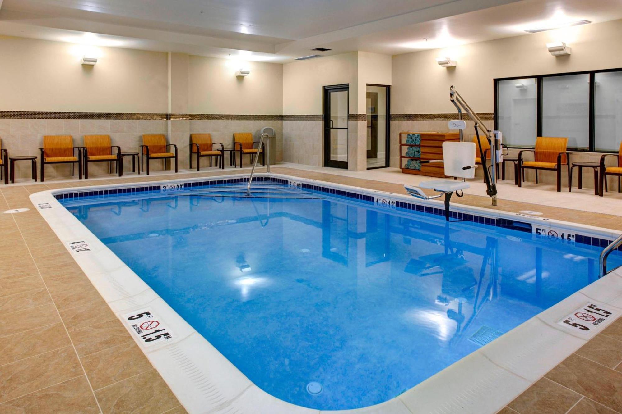 מלון Courtyard By Marriott קרולטון מראה חיצוני תמונה